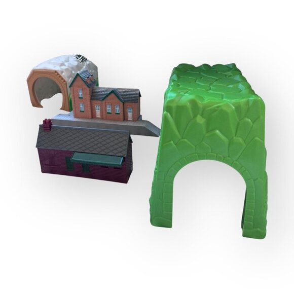 Thomas and Friends Elsbridge Train Set With Tracks Tunnels and Accessories - Picture 2 of 16